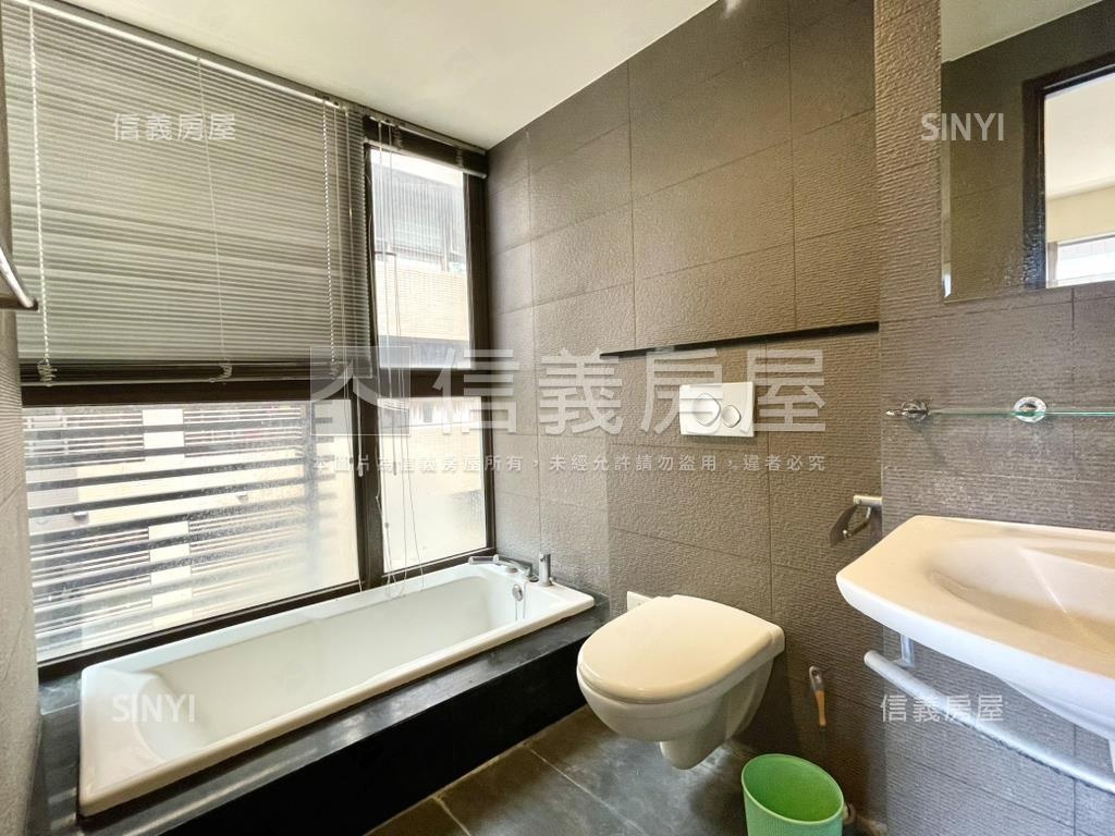 新月灣｜次頂樓平面車位房屋室內格局與周邊環境