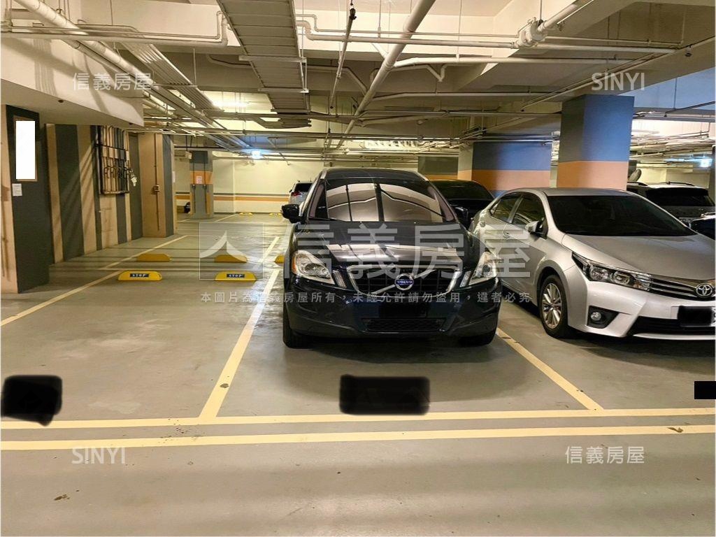 新月灣｜次頂樓平面車位房屋室內格局與周邊環境