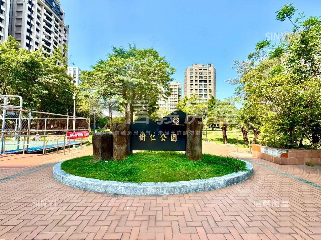 新月灣｜次頂樓平面車位房屋室內格局與周邊環境