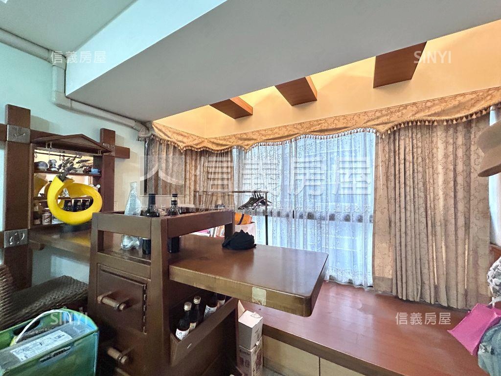 專任震後太子龍三房車位讚房屋室內格局與周邊環境