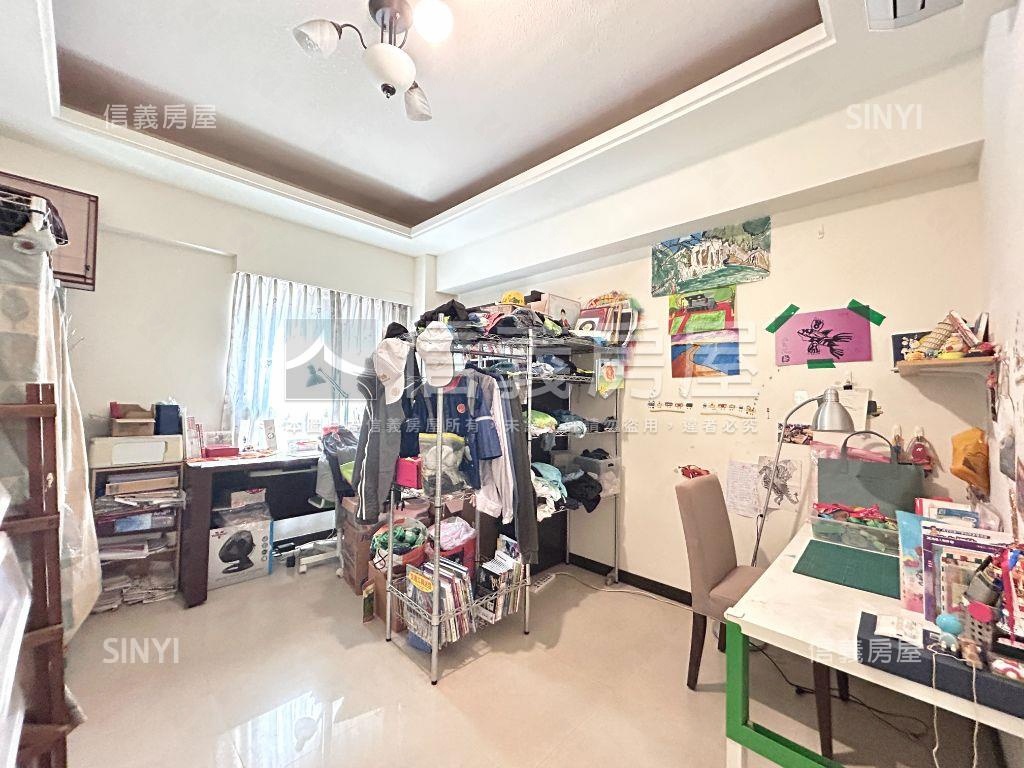 專任震後太子龍三房車位讚房屋室內格局與周邊環境