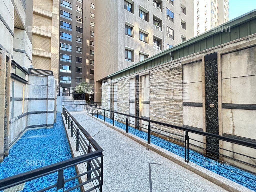 專任震後太子龍三房車位讚房屋室內格局與周邊環境