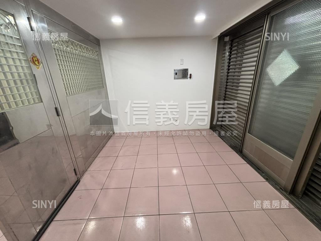 萬大線熱鬧美透天可停車房屋室內格局與周邊環境