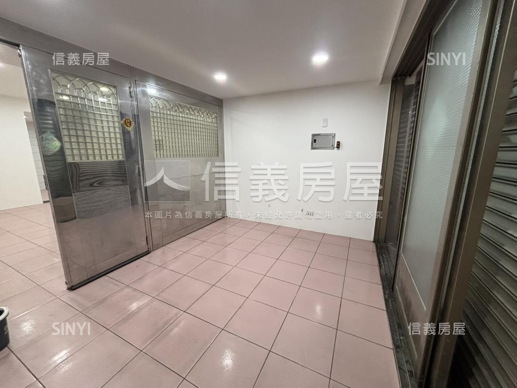 萬大線熱鬧美透天可停車房屋室內格局與周邊環境