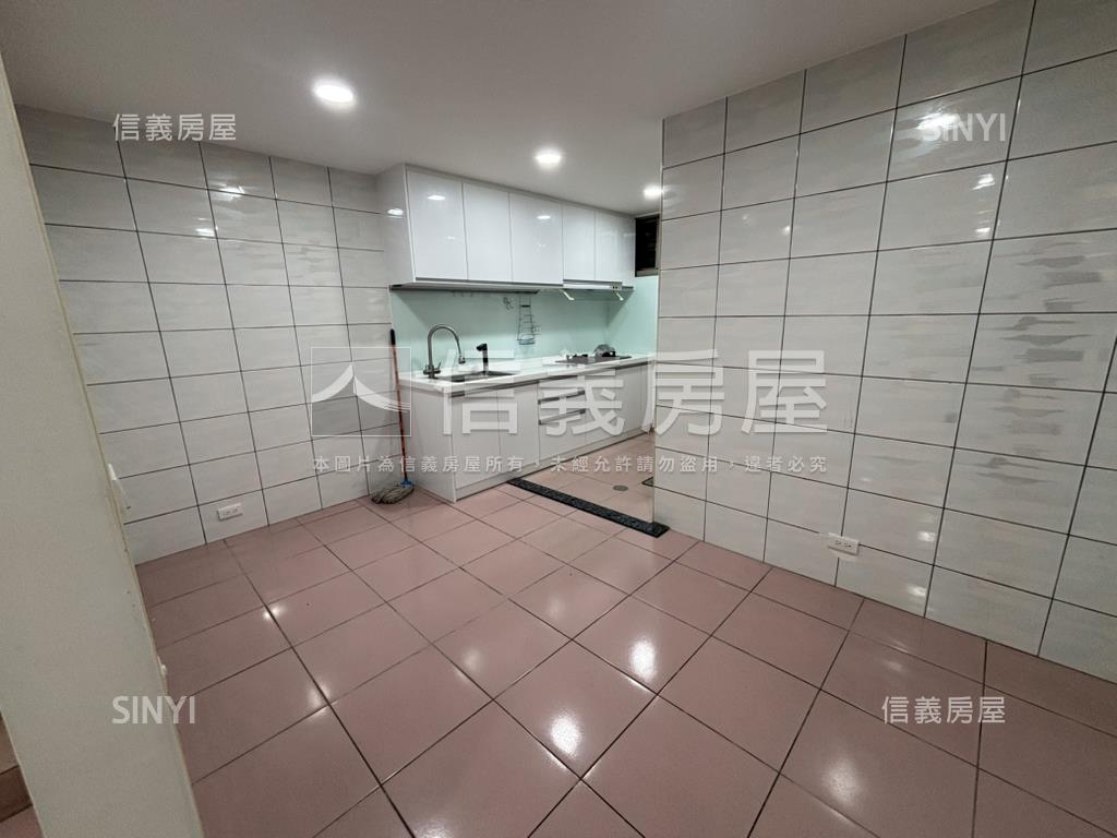 萬大線熱鬧美透天可停車房屋室內格局與周邊環境