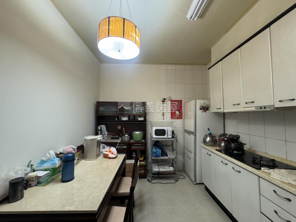 雄女光復一街獨棟騎樓透天房屋室內格局與周邊環境