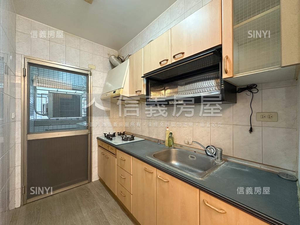 巨蛋誠品四房平車房屋室內格局與周邊環境