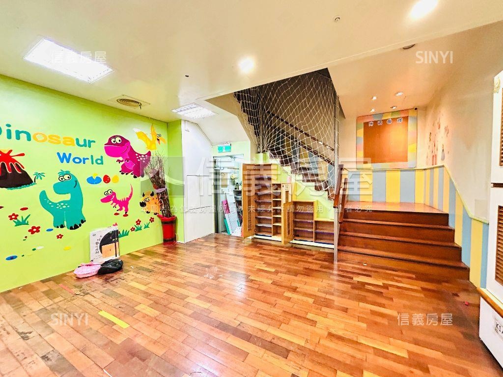 近微風廣場☆人潮金店房屋室內格局與周邊環境