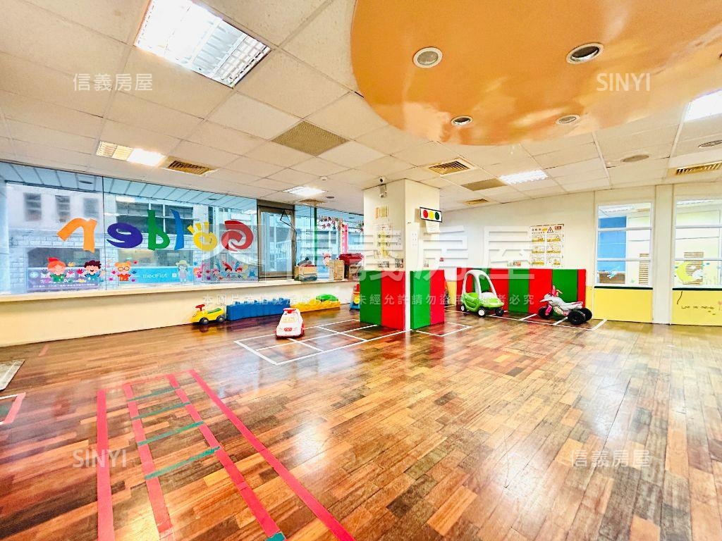 近微風廣場☆人潮金店房屋室內格局與周邊環境