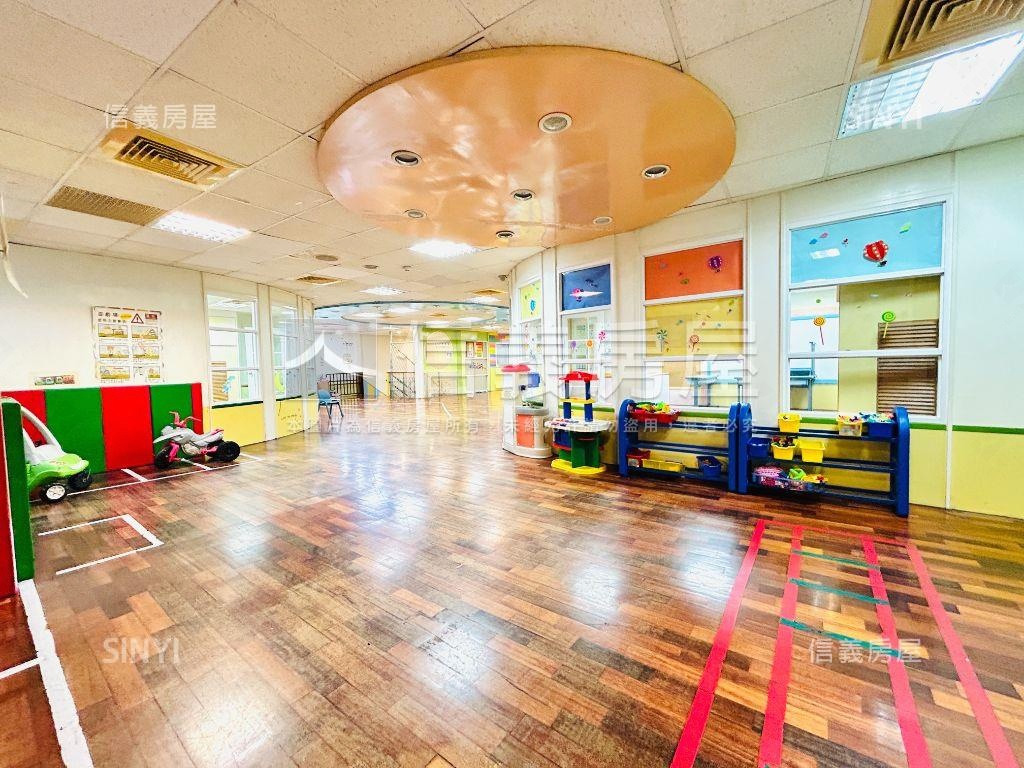 近微風廣場☆人潮金店房屋室內格局與周邊環境