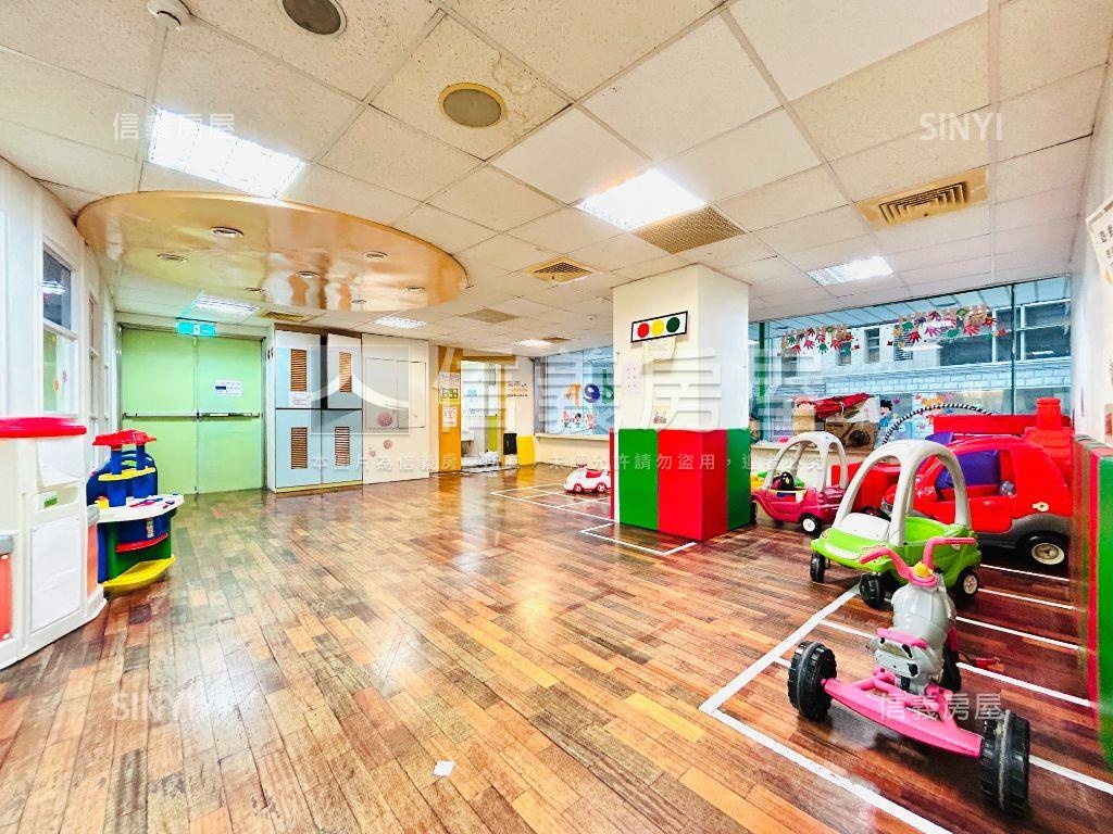 近微風廣場☆人潮金店房屋室內格局與周邊環境