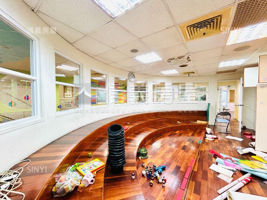 近微風廣場☆人潮金店房屋室內格局與周邊環境