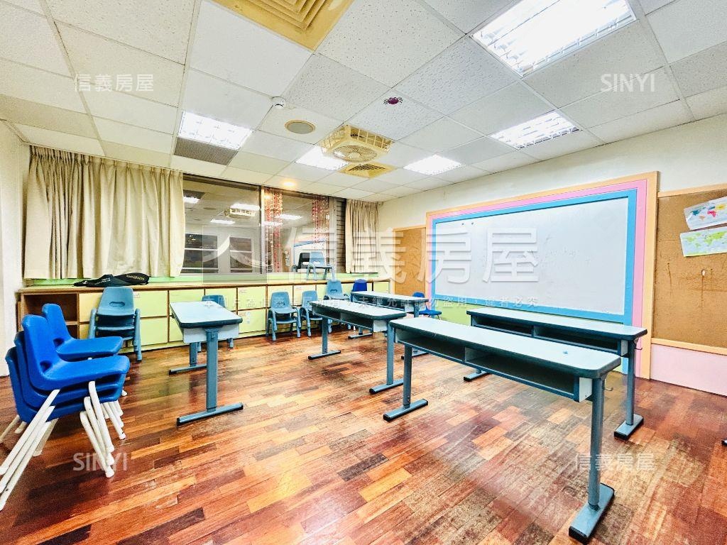 近微風廣場☆人潮金店房屋室內格局與周邊環境