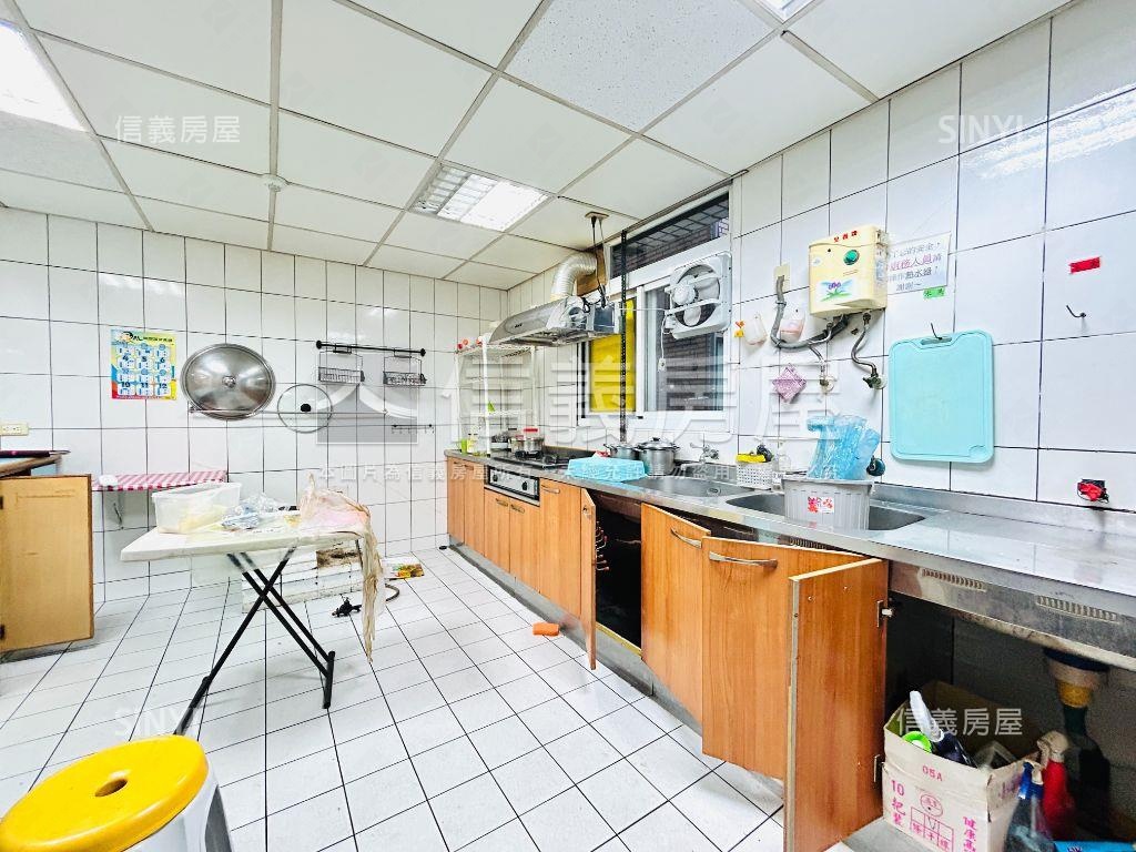 近微風廣場☆人潮金店房屋室內格局與周邊環境