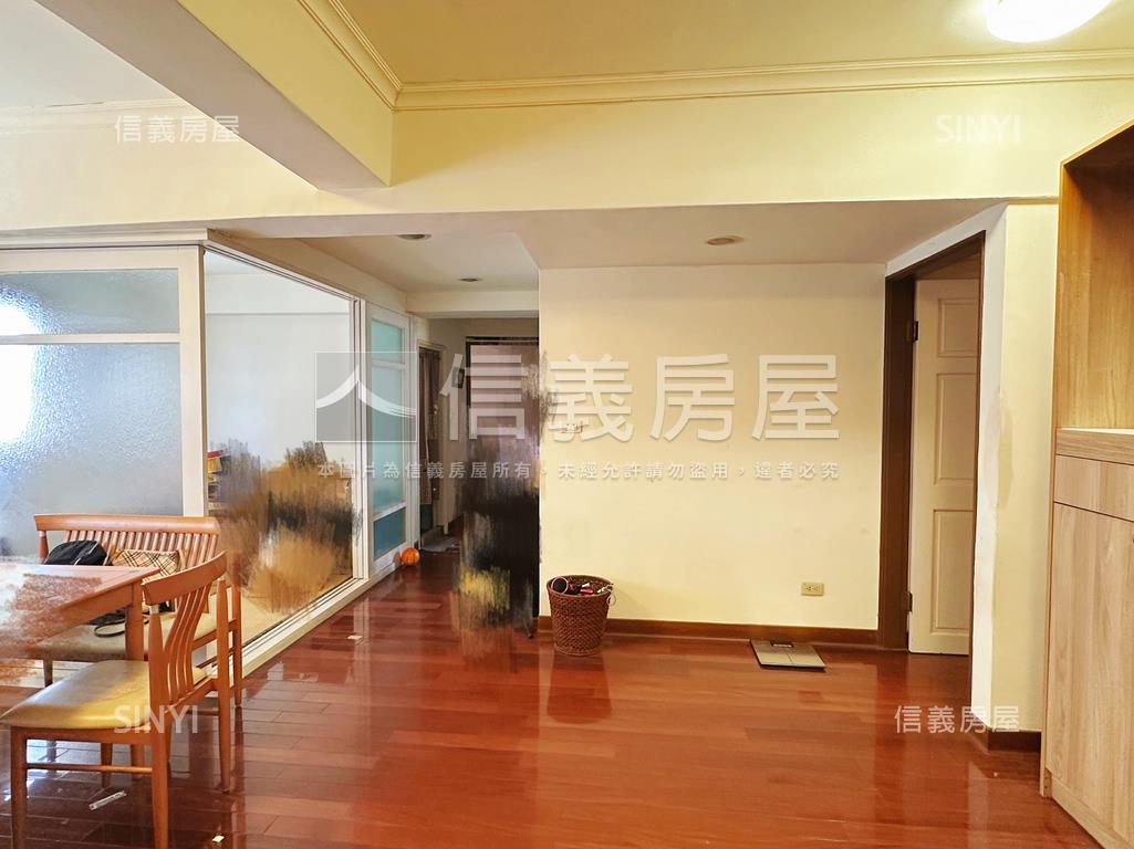 近鳳山國中大四房機上美宅房屋室內格局與周邊環境