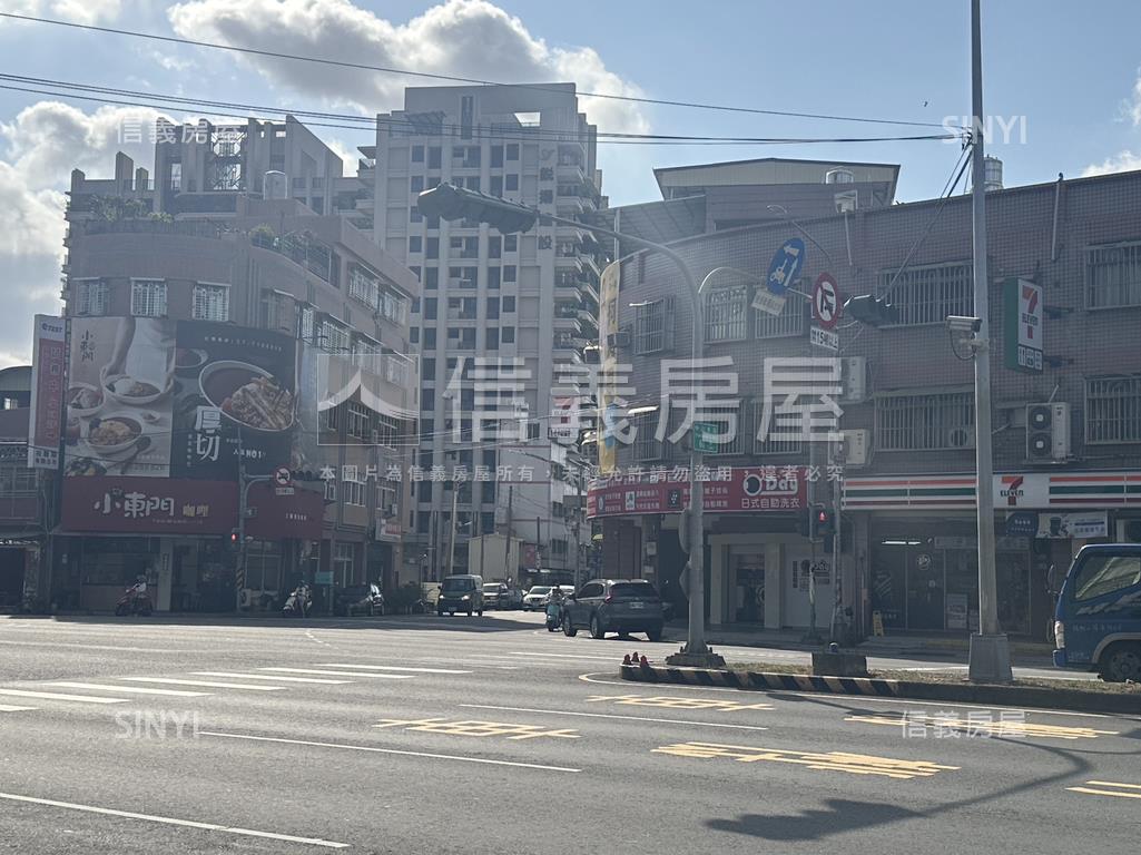 近鳳山國中大四房機上美宅房屋室內格局與周邊環境