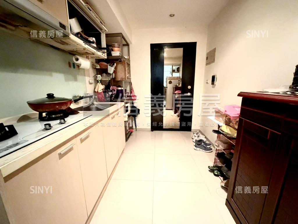 電梯正一房兩廳有陽台房屋室內格局與周邊環境