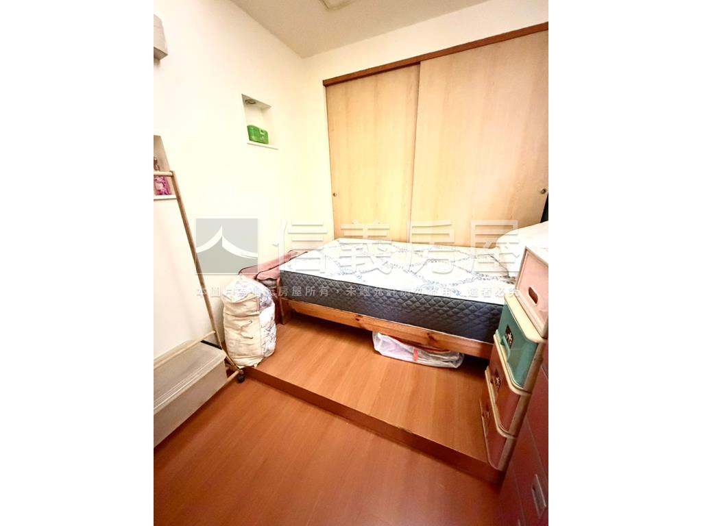 電梯正一房兩廳有陽台房屋室內格局與周邊環境