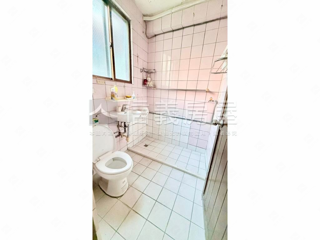 正中山路透天店面房屋室內格局與周邊環境