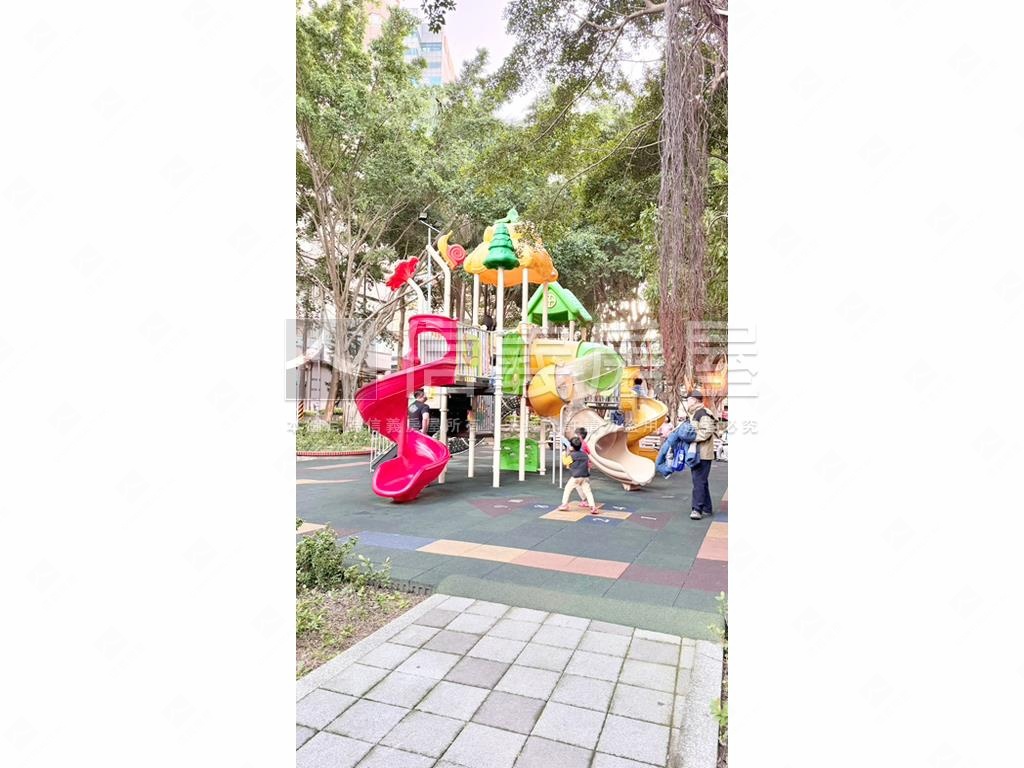 正中山路透天店面房屋室內格局與周邊環境