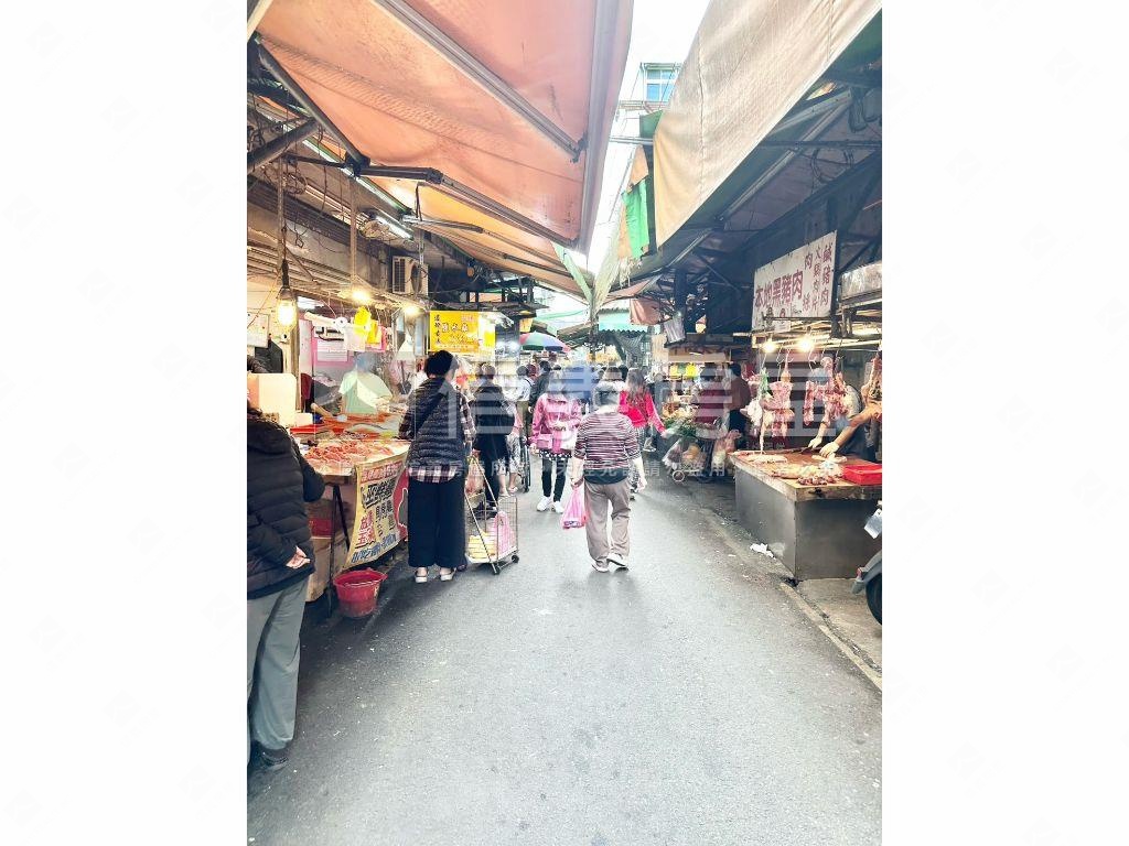 正市場內的金店面房屋室內格局與周邊環境