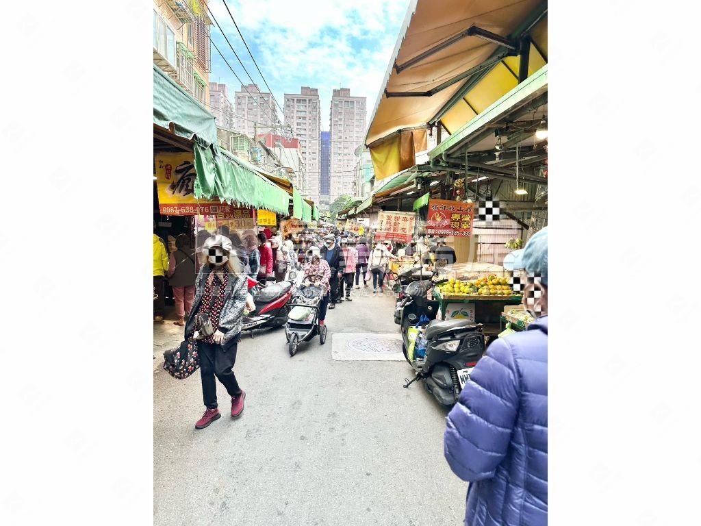 正市場內的金店面房屋室內格局與周邊環境