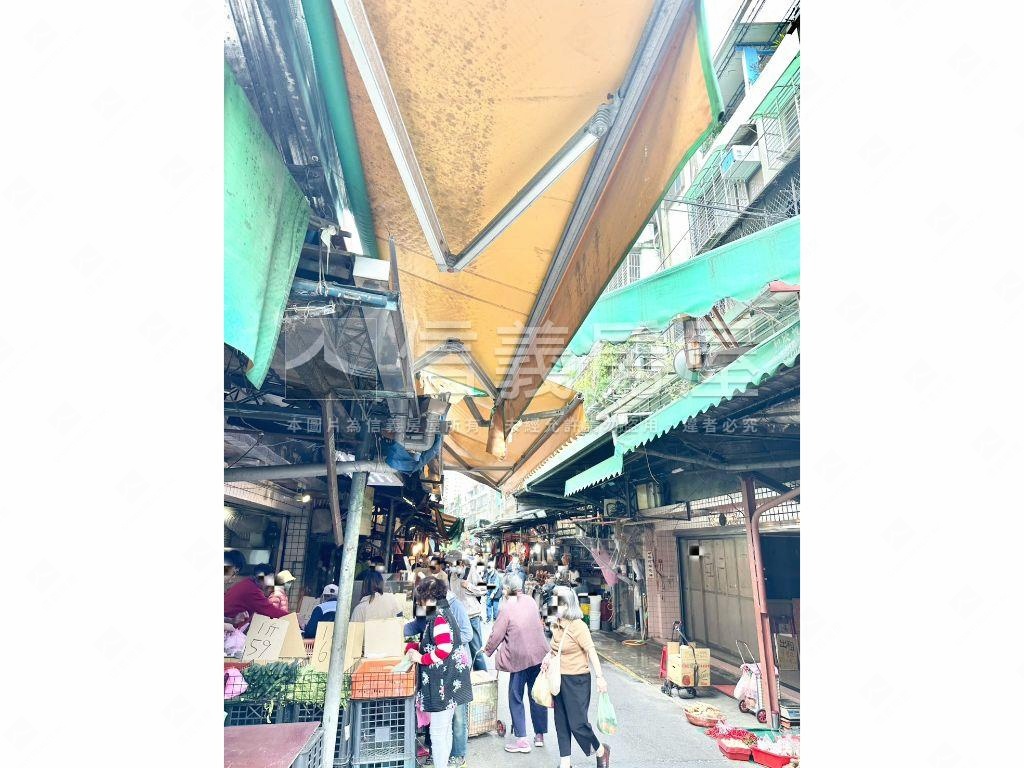 正市場內的金店面房屋室內格局與周邊環境