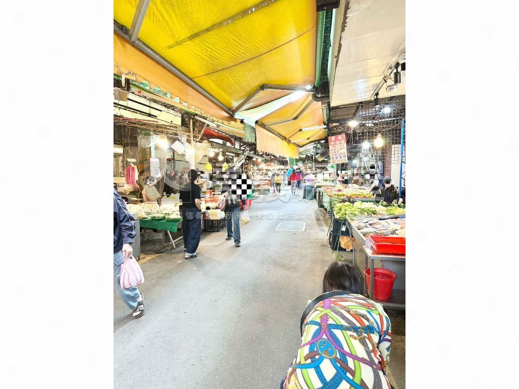 正市場內的金店面房屋室內格局與周邊環境
