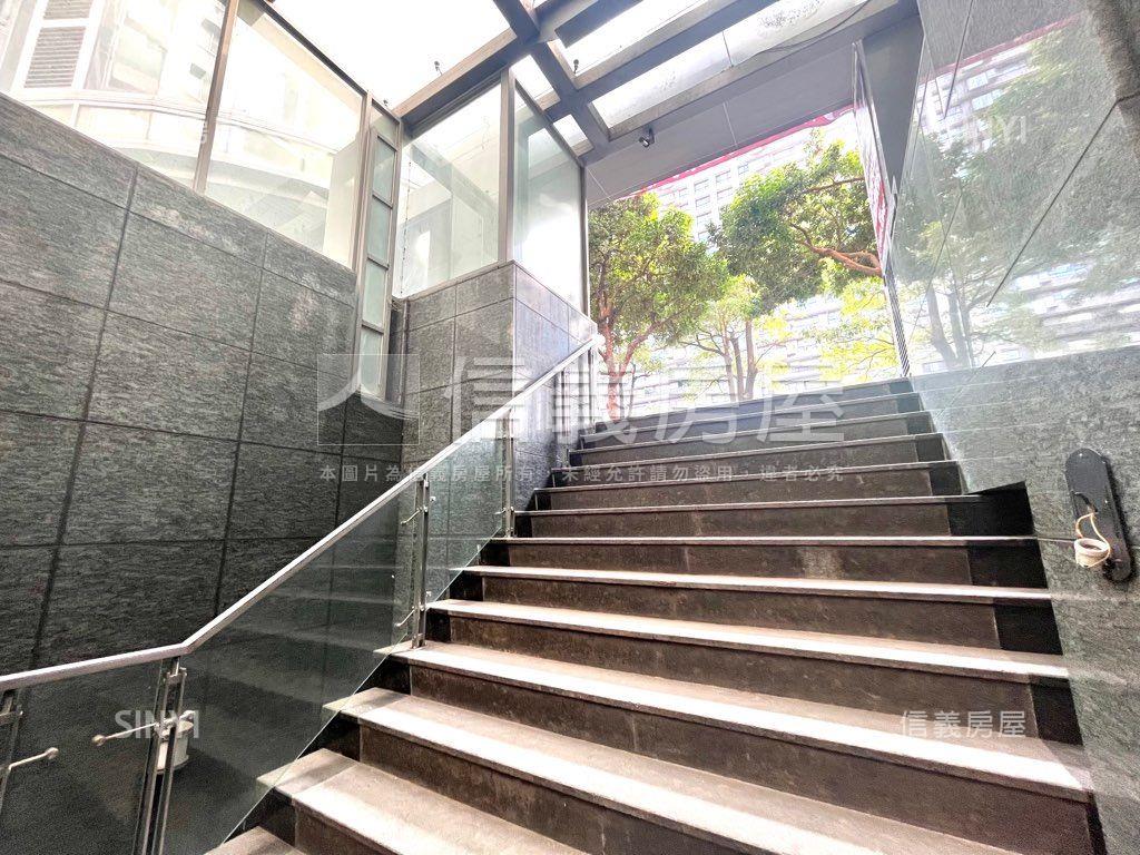 近捷運市政府站大坪數店面房屋室內格局與周邊環境