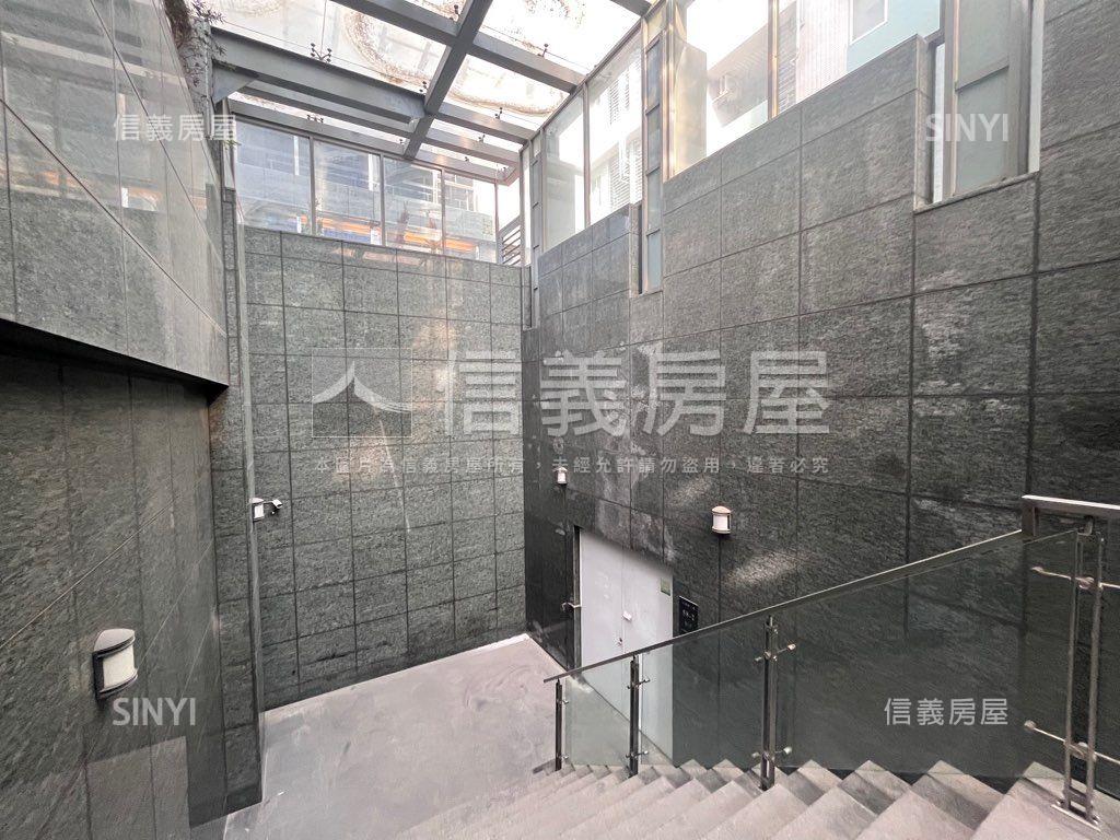 近捷運市政府站大坪數店面房屋室內格局與周邊環境