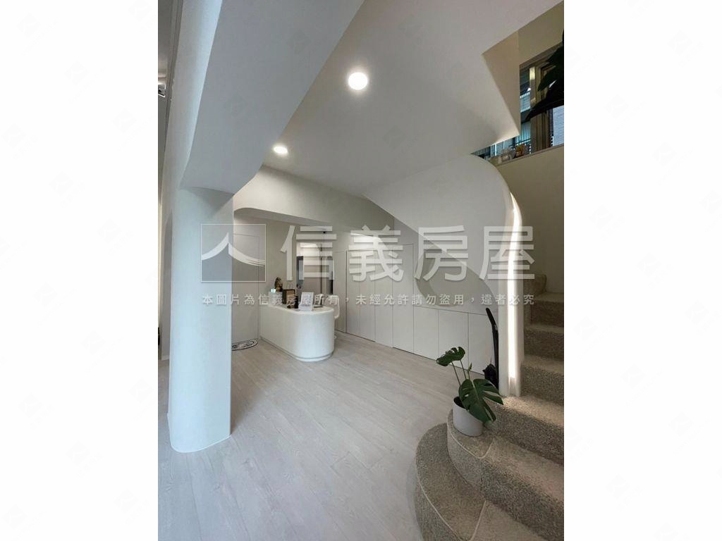 【店面】挑高美妝首選房屋室內格局與周邊環境