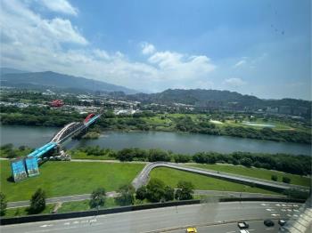 中央新村高樓河岸美景