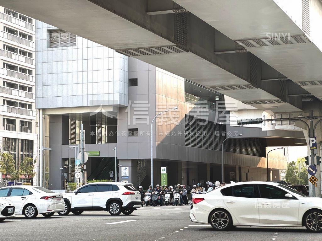 近捷運站文心路大面寬店面房屋室內格局與周邊環境
