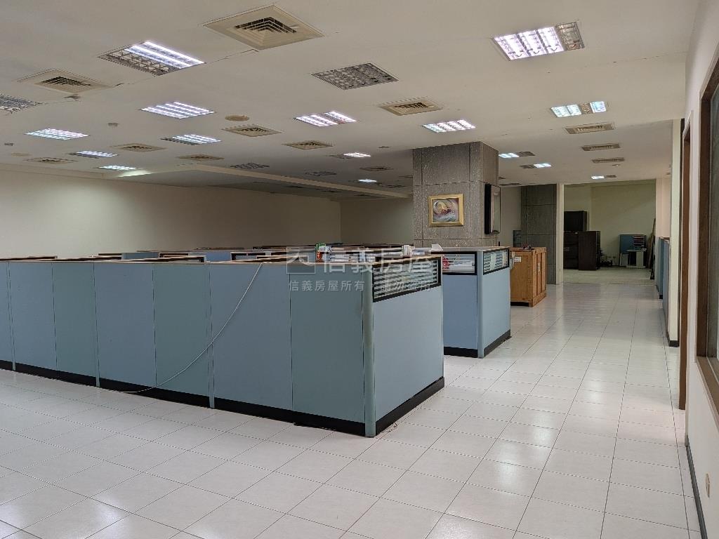 ＡＡ港墘挑高整層廠辦房屋室內格局與周邊環境