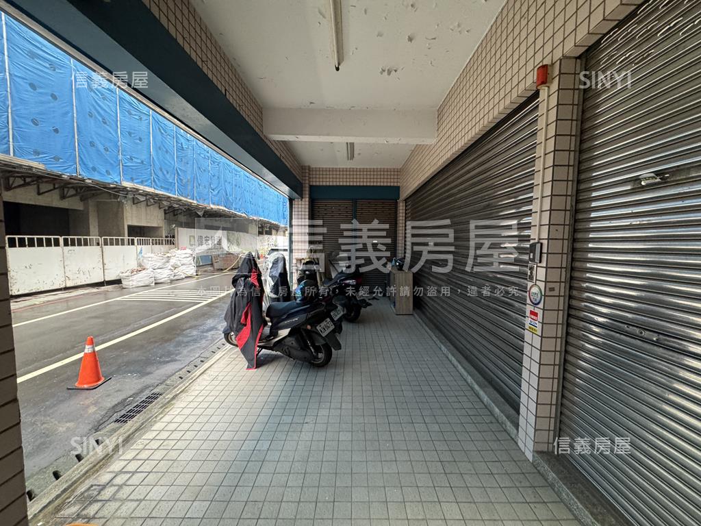 五工二路一樓寬店面房屋室內格局與周邊環境