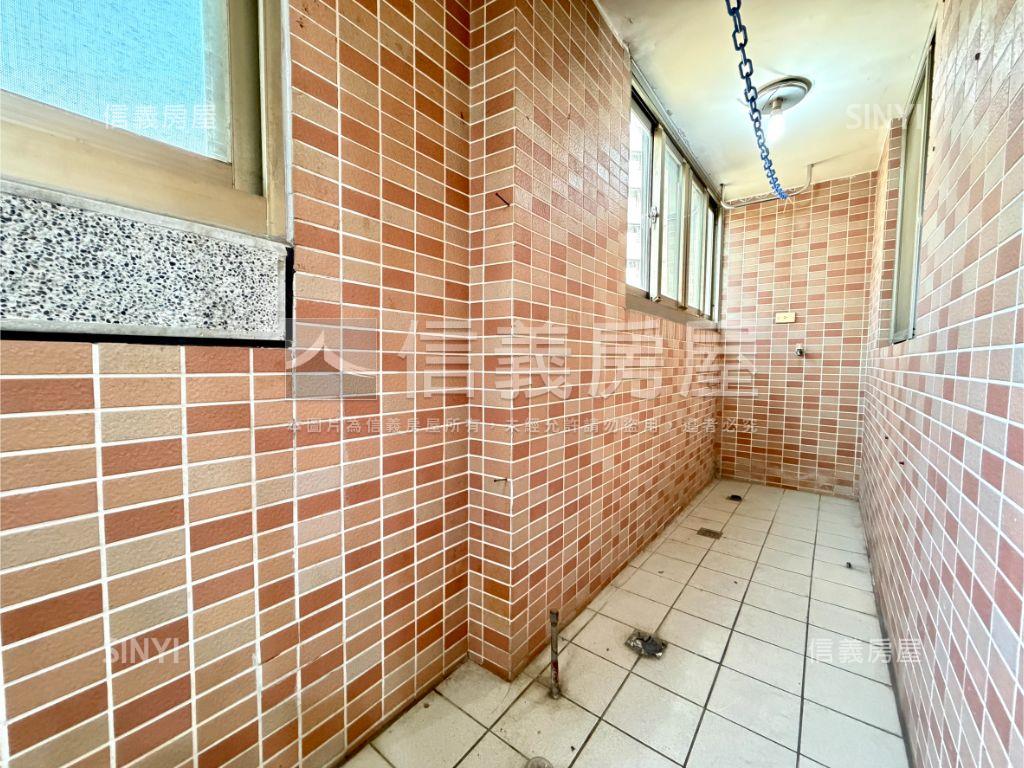 親愛龍邦大套房附車位房屋室內格局與周邊環境