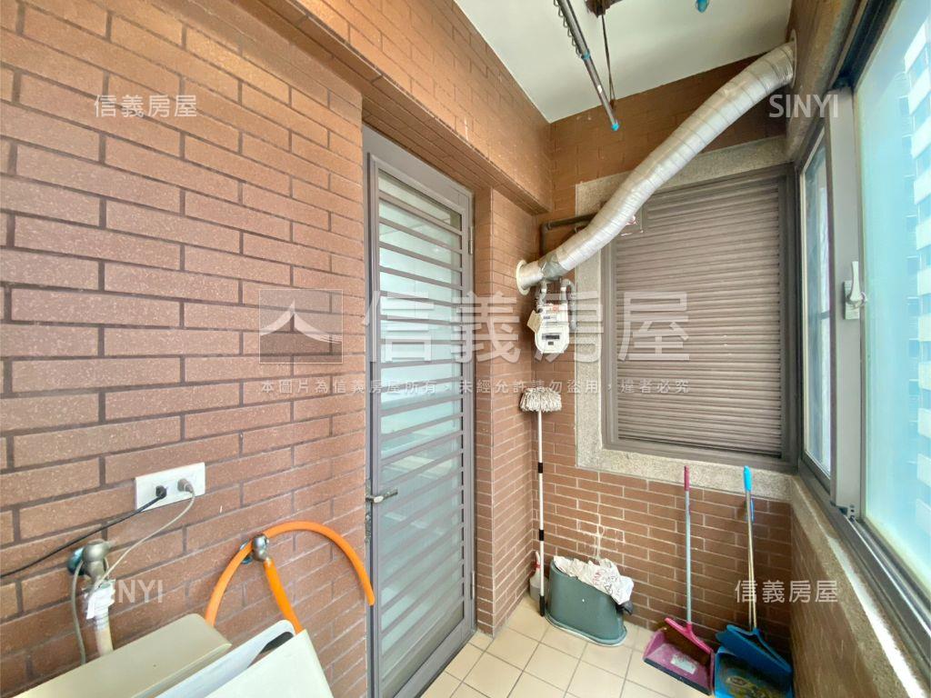 新貴特區高樓兩房平面車位房屋室內格局與周邊環境