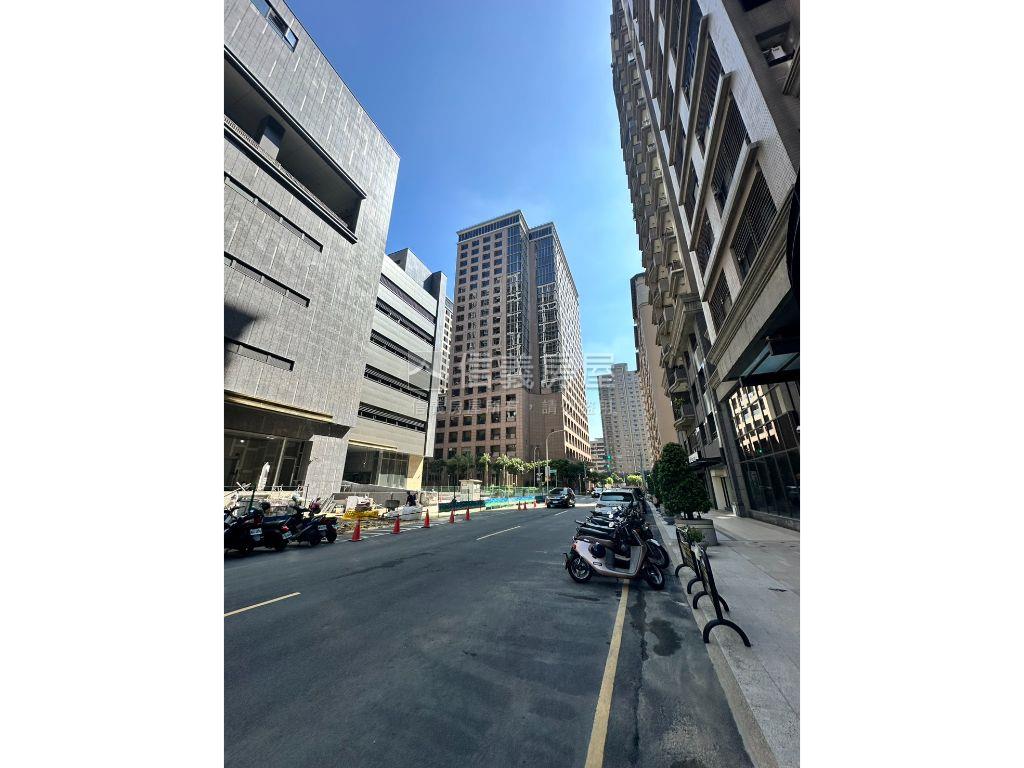 近遠百三房雙車位房屋室內格局與周邊環境