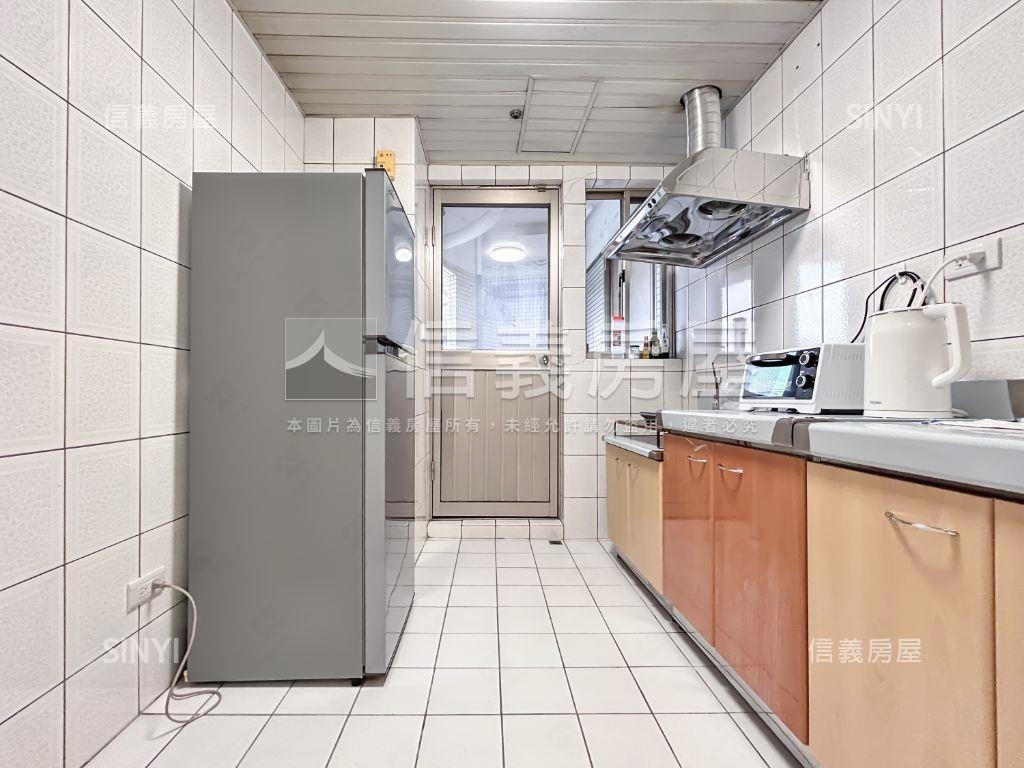 康詩丹郡黃金三房車位房屋室內格局與周邊環境