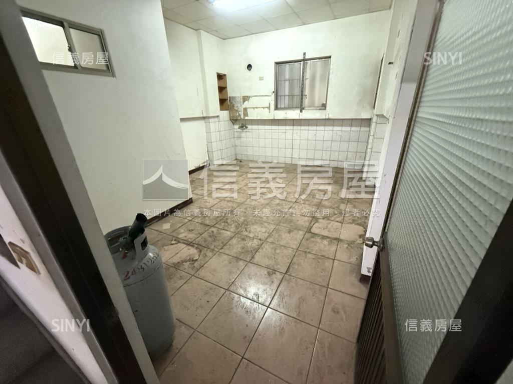 正愛心路臨路透天５樓店面房屋室內格局與周邊環境