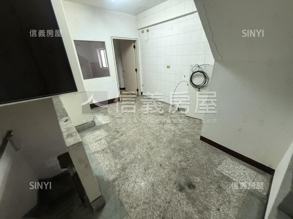 正愛心路臨路透天５樓店面房屋室內格局與周邊環境