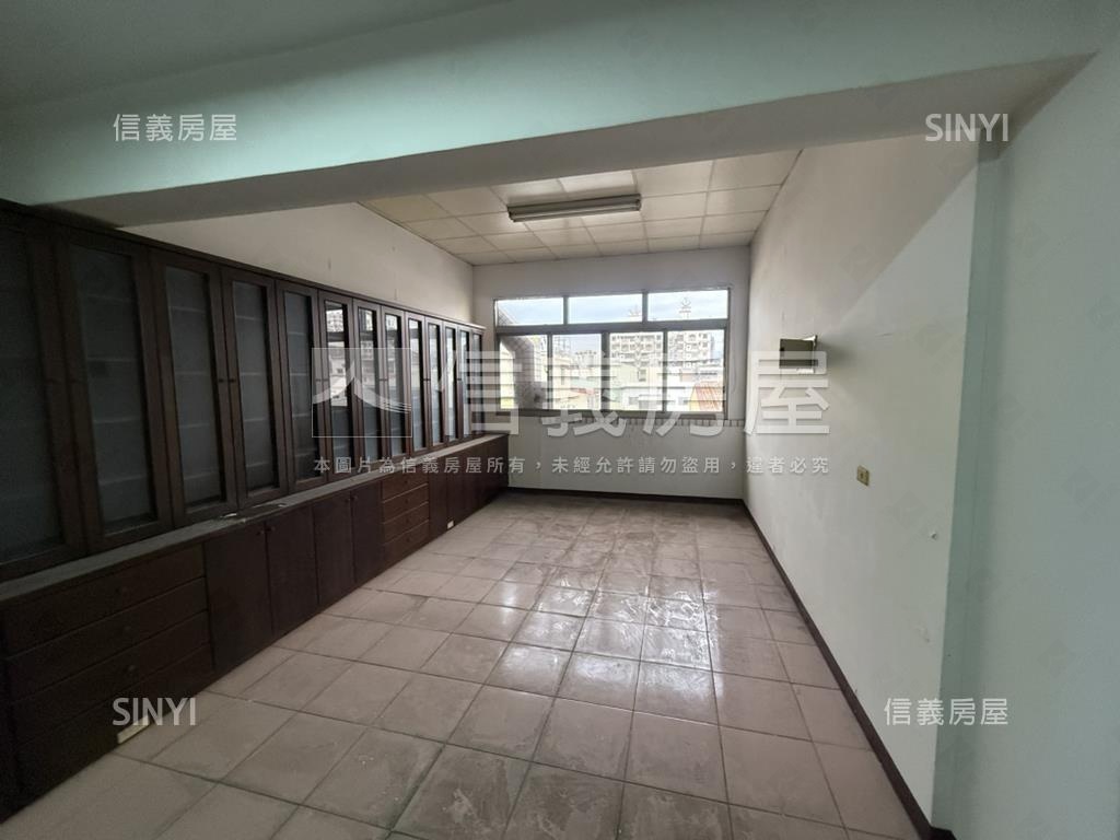 正愛心路臨路透天５樓店面房屋室內格局與周邊環境