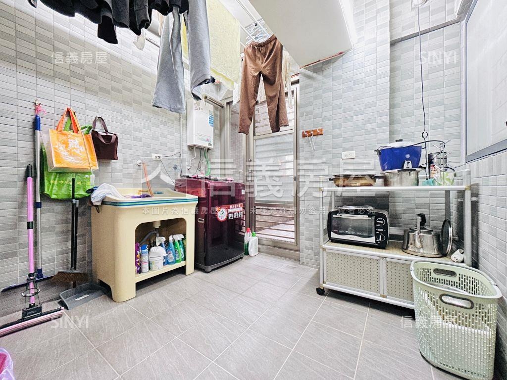 專任！施華洛奇稀有露臺戶房屋室內格局與周邊環境