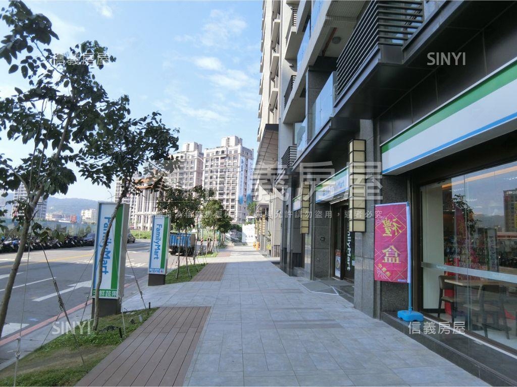 世界之星四房車位房屋室內格局與周邊環境