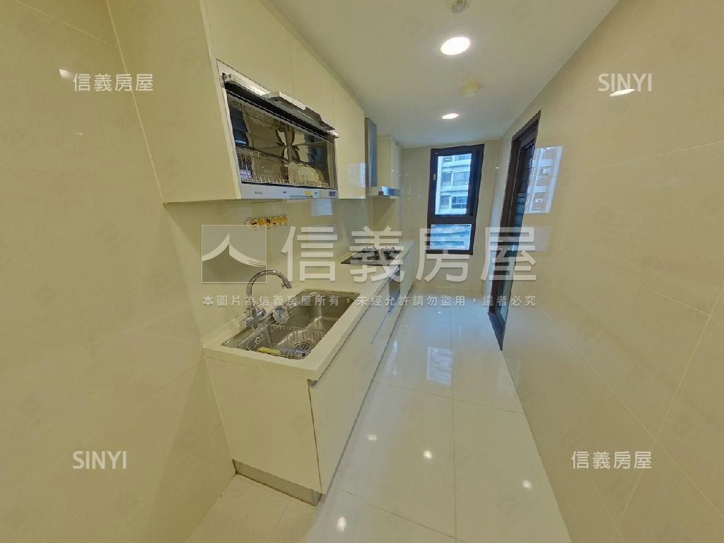 五股重劃世界之星四房車位房屋室內格局與周邊環境