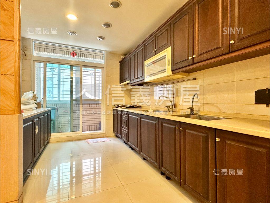 楠梓近麥當勞稀有燙金店面房屋室內格局與周邊環境