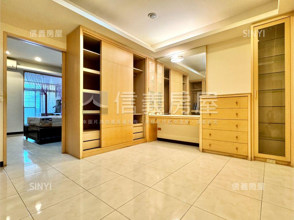 楠梓近麥當勞稀有燙金店面房屋室內格局與周邊環境