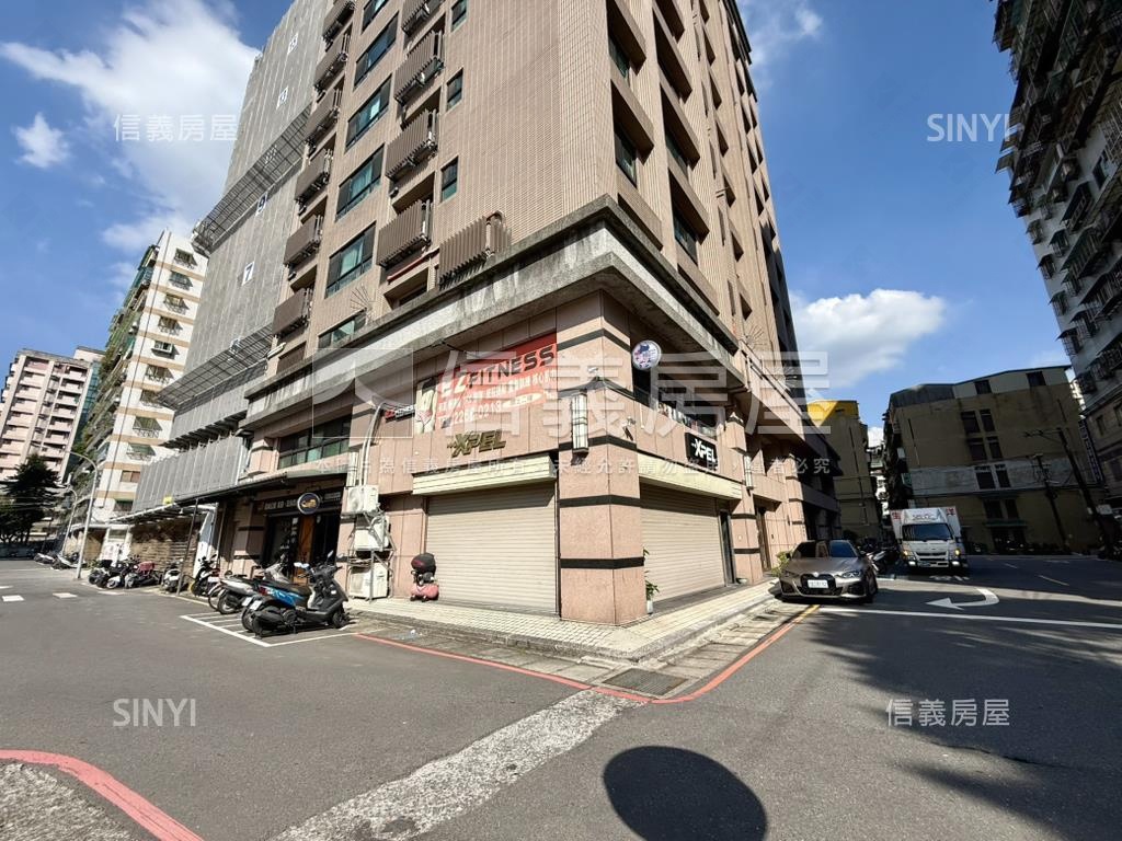 近家樂福黃金三角窗店面房屋室內格局與周邊環境