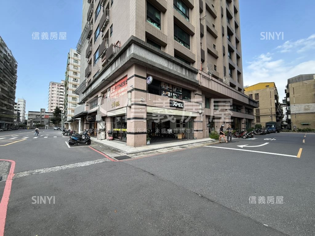 近家樂福黃金三角窗店面房屋室內格局與周邊環境