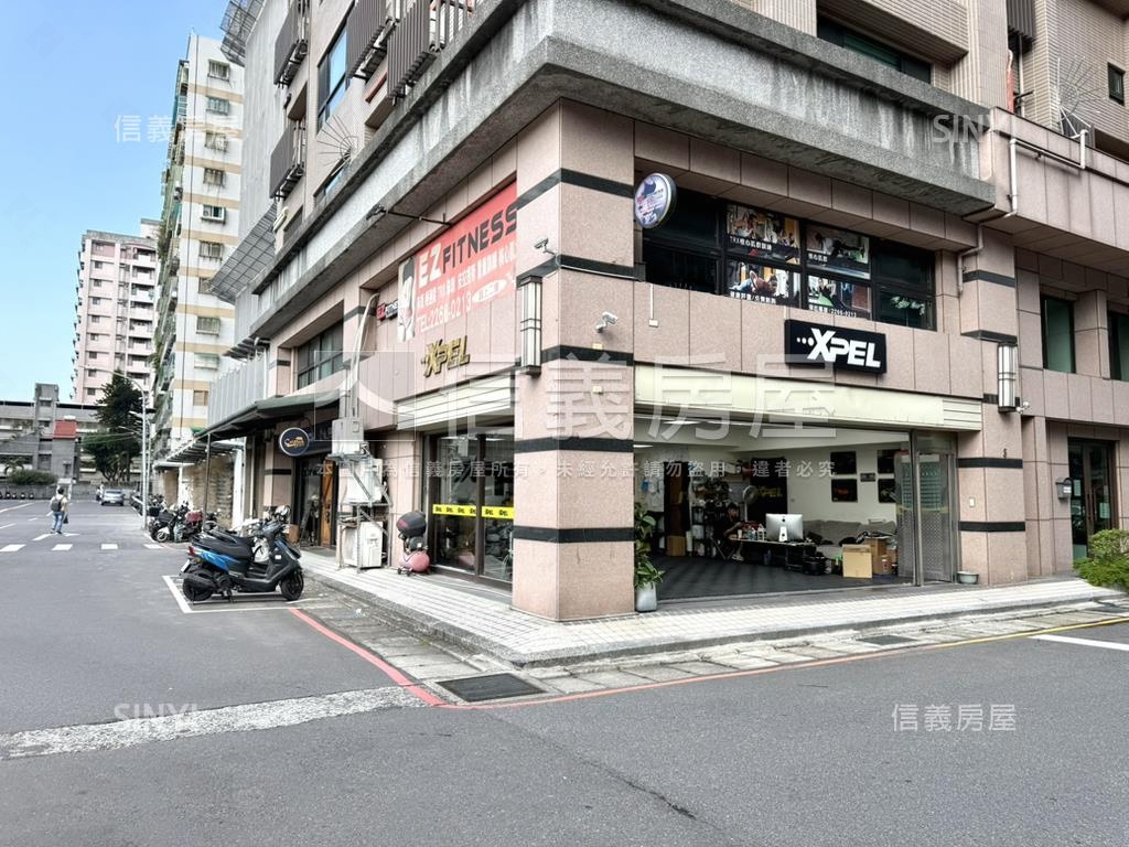 近家樂福黃金三角窗店面房屋室內格局與周邊環境